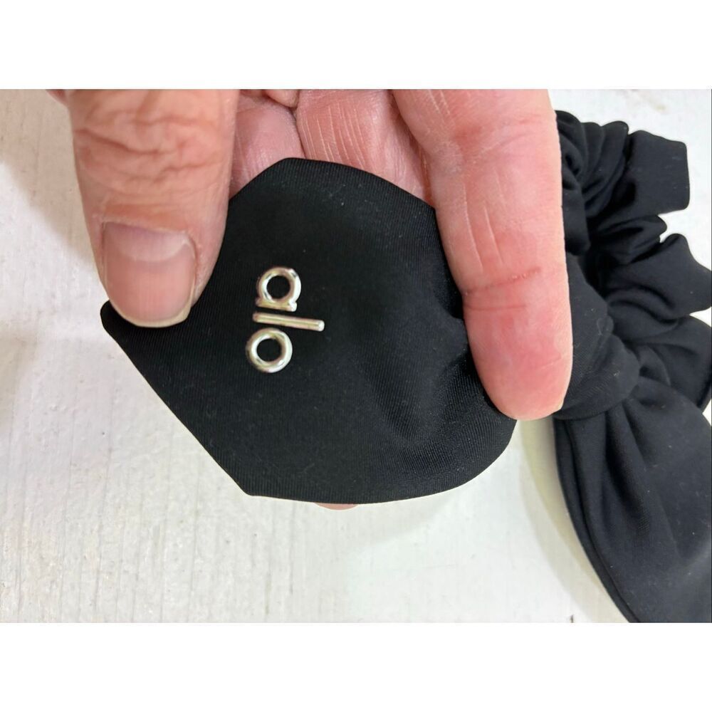 ALO NWT Accolade Scrunchie in Black One Size - Picture 2 of 4
